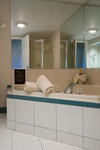 Deluxe Queen Suite