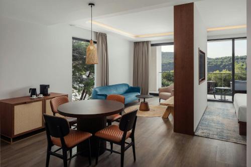 King Suite with Sofa Bed and Balcony - Seafront/The Isolano