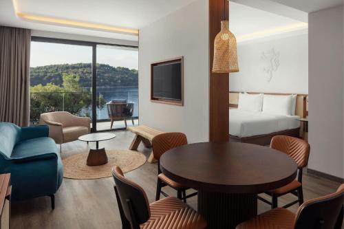 King Suite with Sofa Bed and Balcony - Seafront/The Isolano