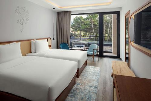 Double Room with Balcony - Pine Room/Park View