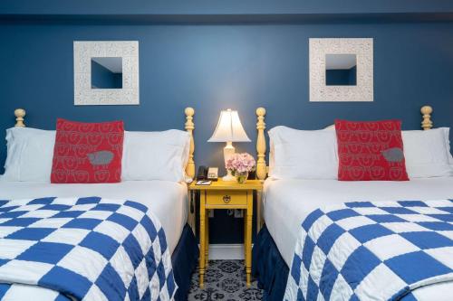 Deluxe Double Queen Room