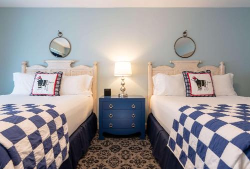 Deluxe Double Queen Room