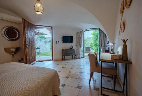 King Room with Roll in Shower - Disability Access