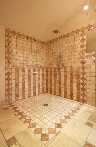 King Room with Roll in Shower - Disability Access