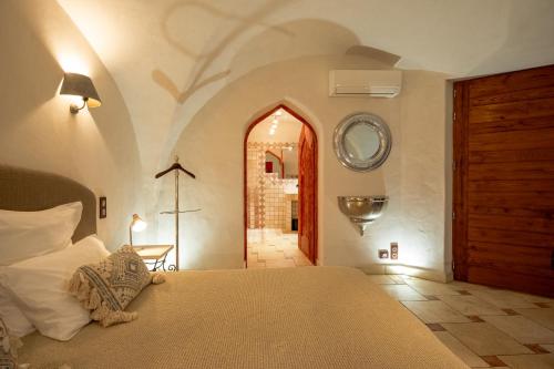 King Room with Roll in Shower - Disability Access