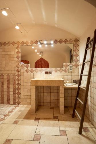 King Room with Roll in Shower - Disability Access