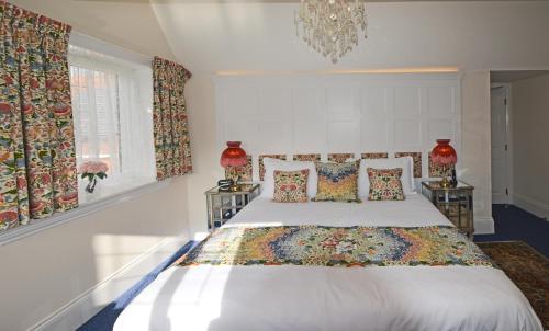 6 Lewis Carroll Room