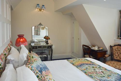 6 Lewis Carroll Room
