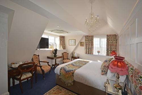 6 Lewis Carroll Room