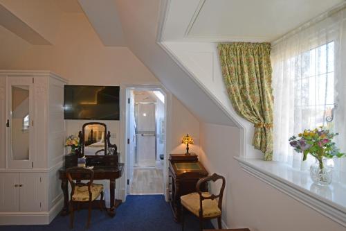7 Charles Dickens Room