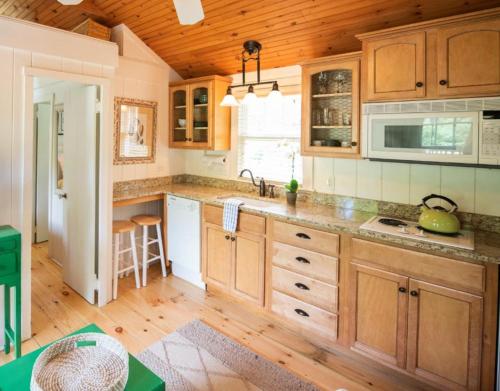Smooth Sailing Cottage with Garden View