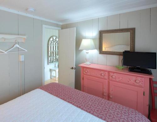Sandpiper Cottage with Garden View