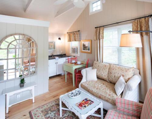 Sandpiper Cottage with Garden View