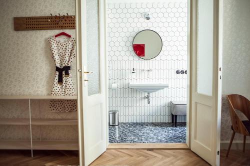 Standard Apartment (Revoir)