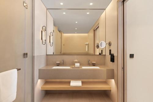 Premier Suite City View - Ultimate Staycation with At The Top Tickets Burj Khalifa