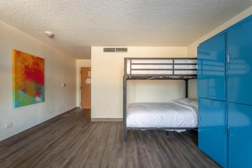 Explorer Room with Three Queen Bunk Beds - Non-Smoking