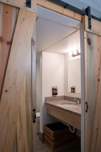 Deluxe King Room with Interior Entry - Non-Smoking