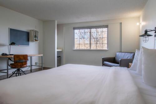 Deluxe King Room with Interior Entry - Non-Smoking