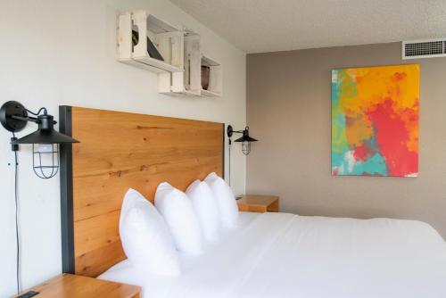 Deluxe King Room with Interior Entry - Non-Smoking
