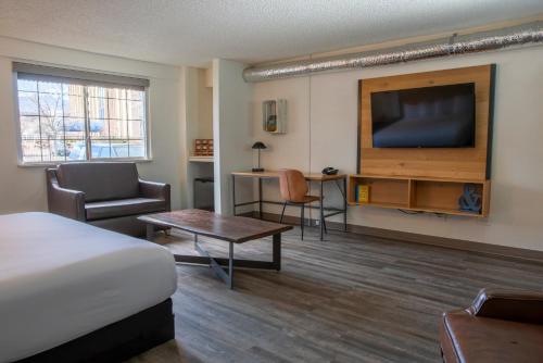Deluxe King Room with Interior Entry - Non-Smoking