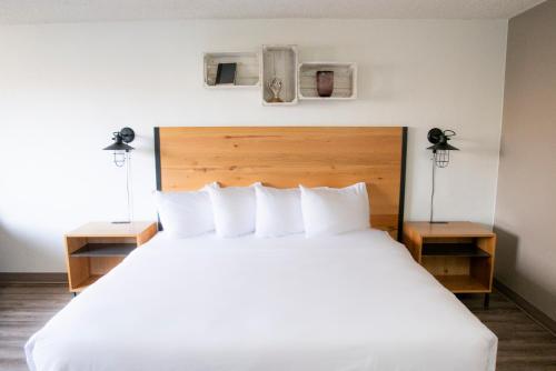 Deluxe King Room with Interior Entry - Non-Smoking