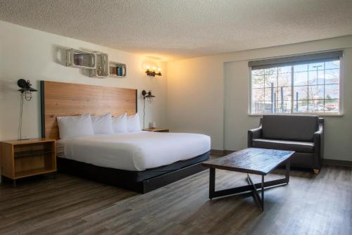 Deluxe Peaceful King Room with Interior Entry - Non-Smoking