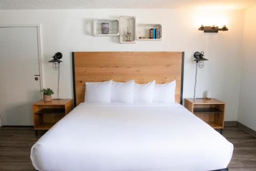 Deluxe Peaceful King Room with Interior Entry - Non-Smoking