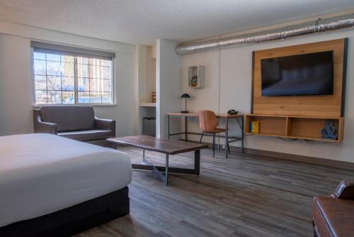 Deluxe Peaceful King Room with Interior Entry - Non-Smoking
