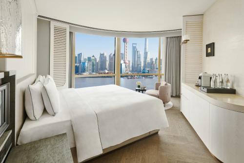Seagull Suite with Oriental Pearl Tower View