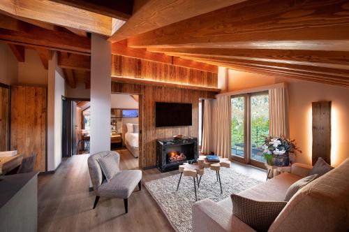 Rooftop Suite (2 adults + 2 children)
