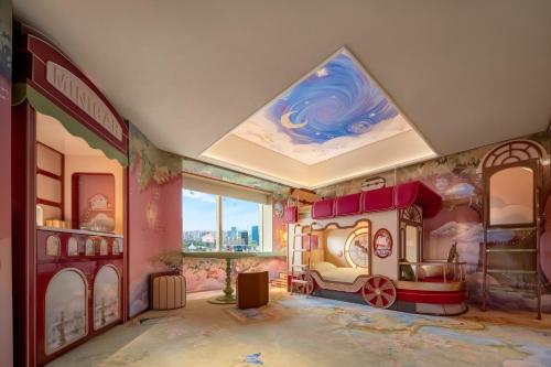 Family Suite with One King Bed, One Bunk Bed - Childhood Dream Themed
