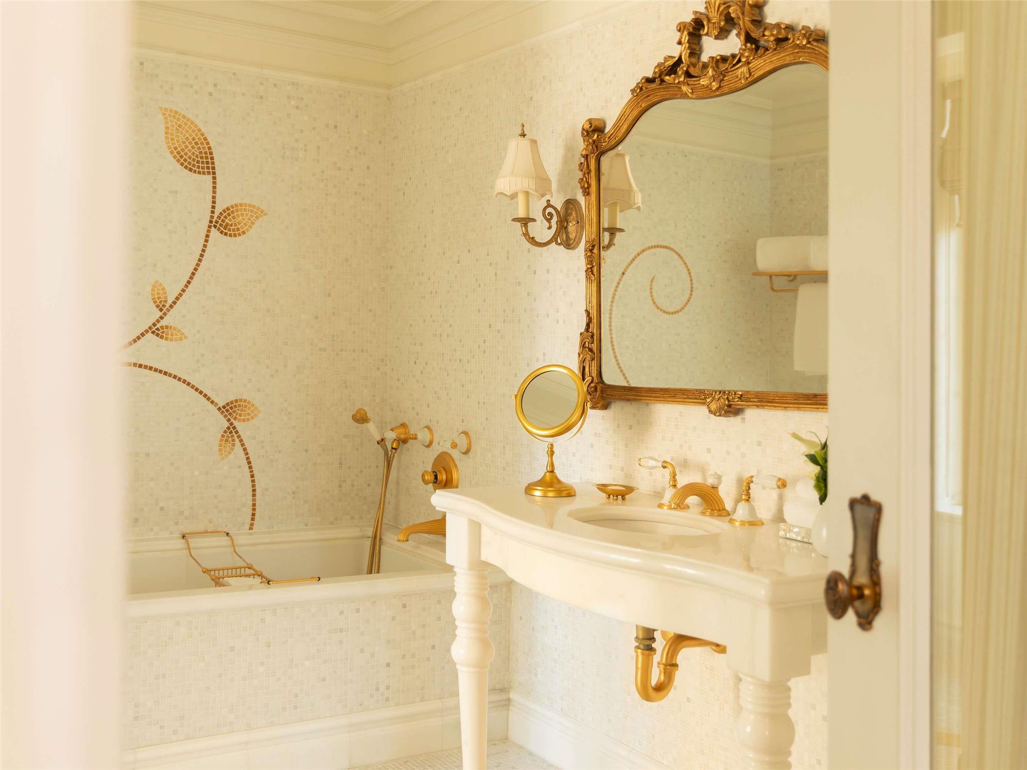 PULITZER FIFTH AVE SUITE Roll-in Shower 