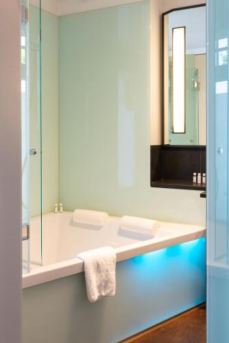 Junior Suite with sea view and French balcony