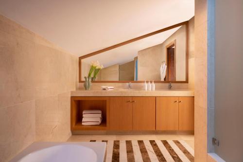 Residence Premium One-Bedroom (2 Adults + 2 Childrens)