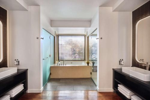 Deluxe King Suite