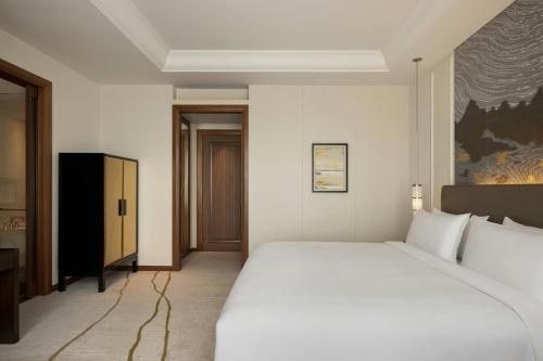 Deluxe King Room with City View