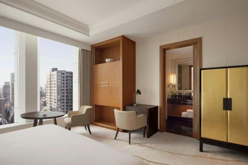 Deluxe King Room with City View