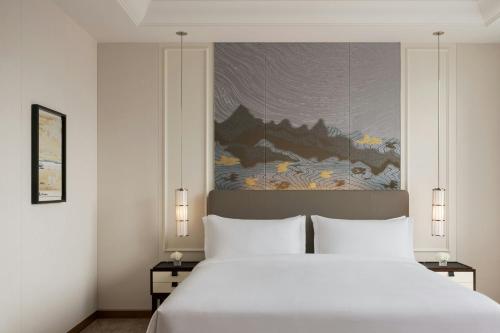 Deluxe King Room with City View