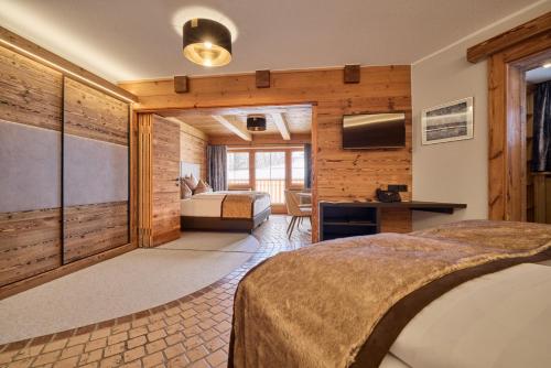 Family Suite (2 Adults + 2 Children)