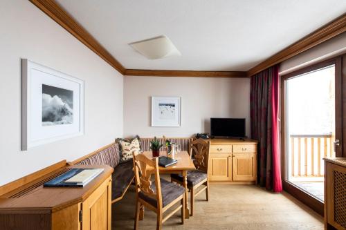 Family Suite (2 Adults + 2 Children)