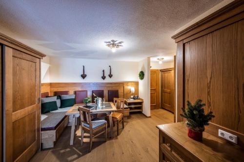 Family Suite (2 Adults + 2 Children)