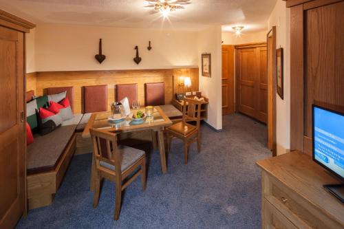 Family Suite (2 Adults + 2 Children)