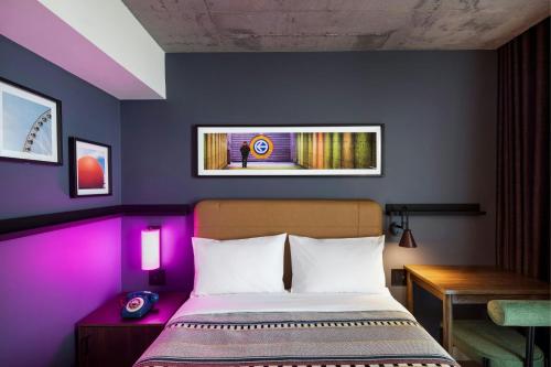 Moxy Queen Room