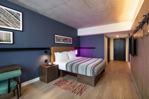 Moxy King Room