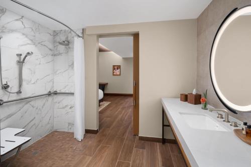 King Room with Bathtub - Mobility Access/Hearing Accessible