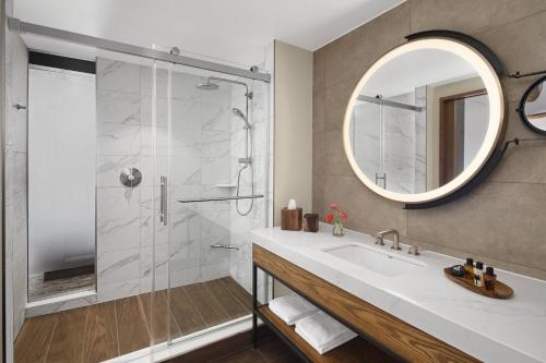 Queen Room with Two Queen Beds and Bathtub - Mobility Access