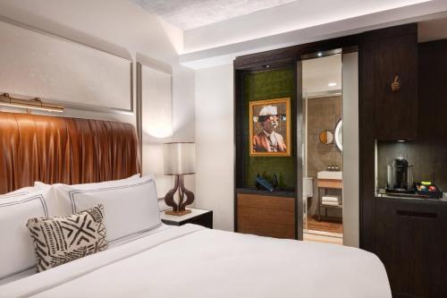 Larger King Studio with Water View and Roll-In Shower - Mobility Access/Hearing Accessible