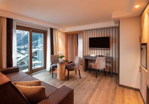Suite with Mountain View Triple