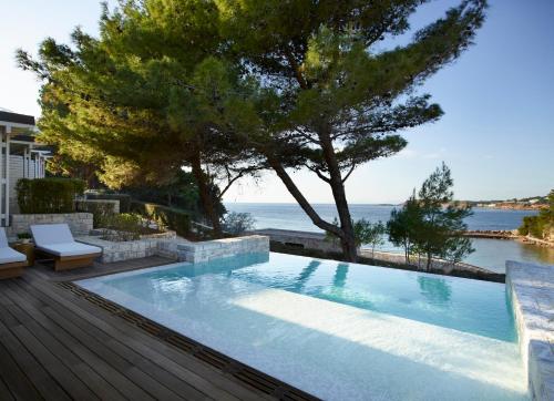 Bungalow with Pool and Sea View