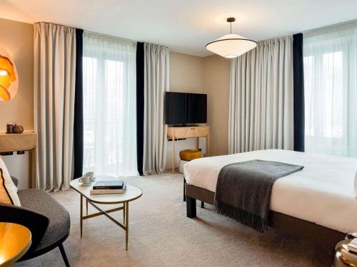 Suite with One Double and Two Twin Beds